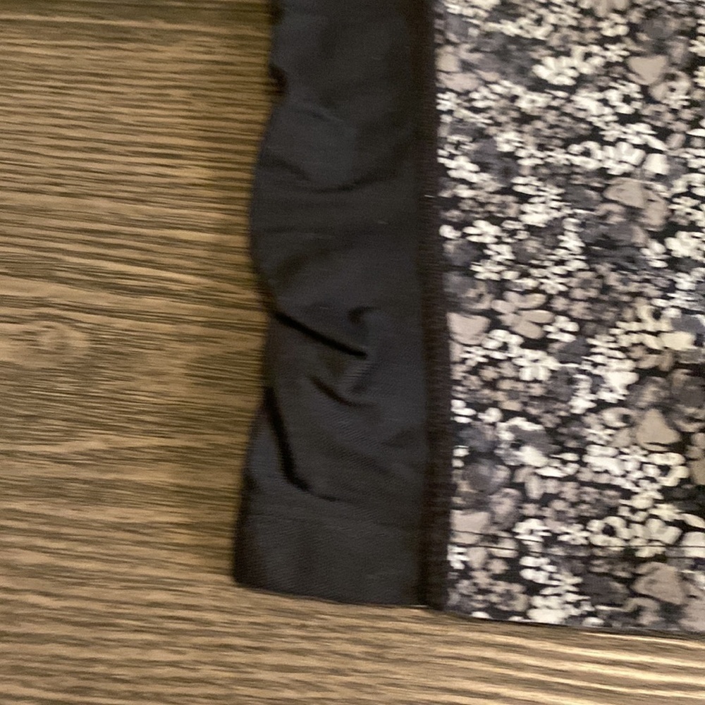 Athleta crop length leggings. Sz XS. Black, gray and white floral pattern - Picture 10 of 14